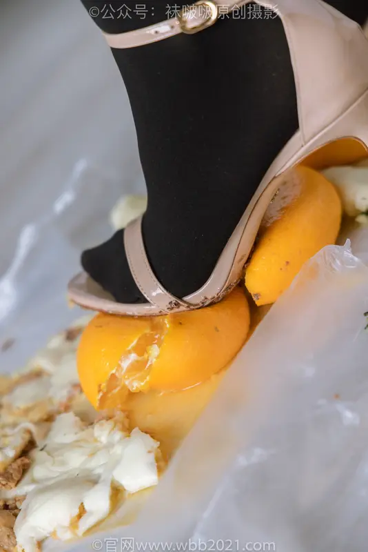 [BoBoSocks袜啵啵] NO.459 小甜豆-高跟凉鞋、厚黑丝、穿鞋踩包子和橘子剧情（花絮版） - BoBoSocks袜啵啵